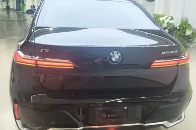 BMW i7