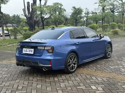 Lynk & Co 03