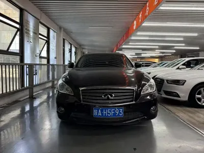 Infiniti Q70