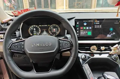 Lynk & Co 06