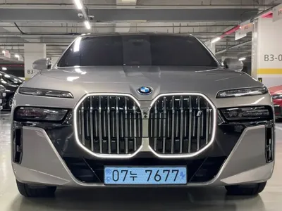 BMW i7