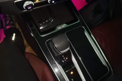 Hongqi HS5