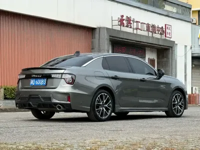 Lynk & Co 03