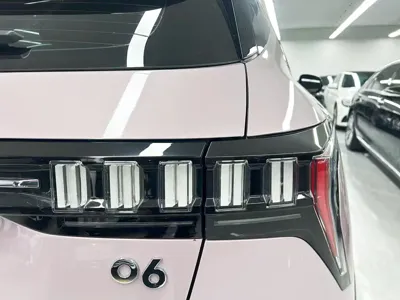Lynk & Co 06