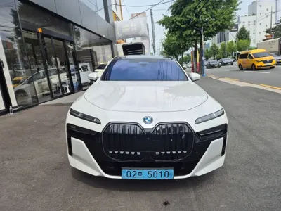 BMW i7