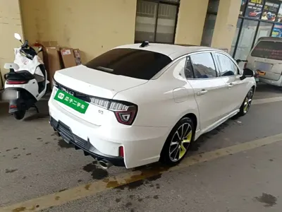 Lynk & Co 03