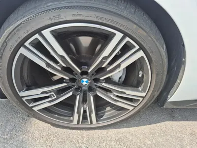 BMW i7
