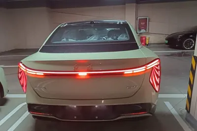 Hongqi EH7
