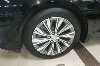 Hongqi E-QM5