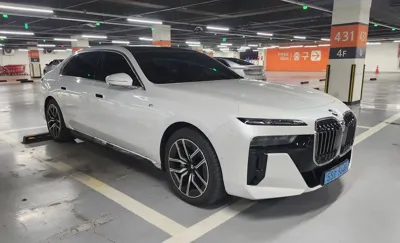 BMW i7