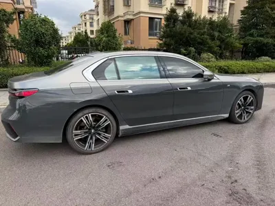 BMW i7