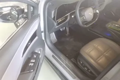 Hongqi EH7