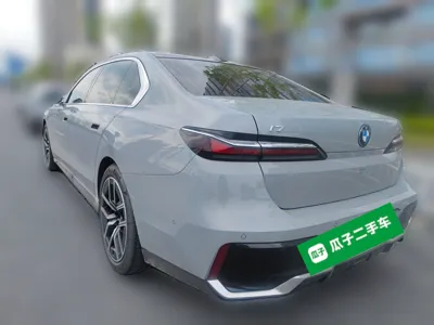 BMW i7