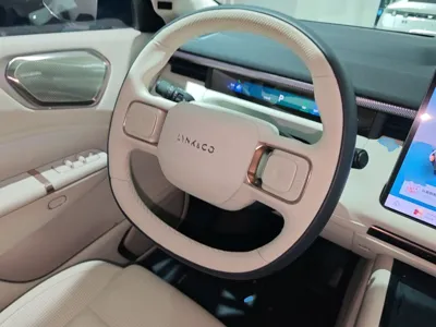 Lynk & Co 900