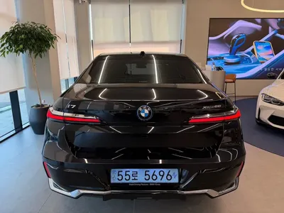 BMW i7