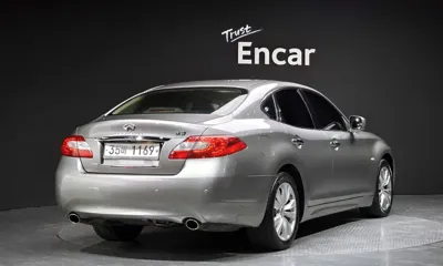 Infiniti M