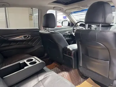Infiniti Q70