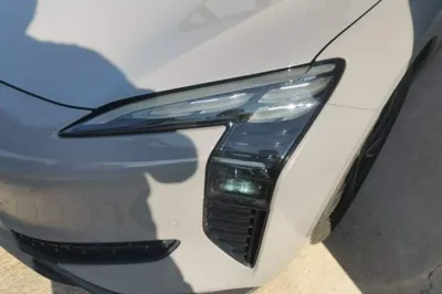 Hongqi EH7
