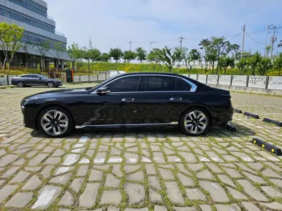BMW i7