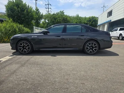 BMW i7
