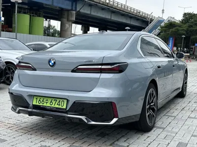 BMW i7