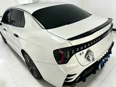 Lynk & Co 03