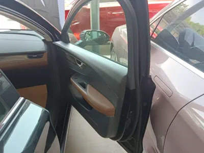 Hongqi E-QM5
