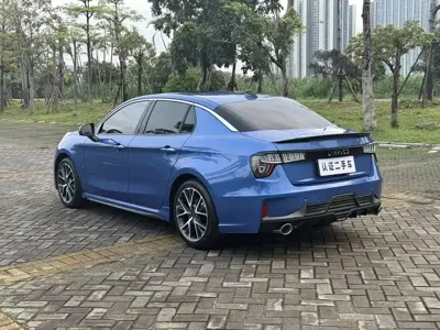 Lynk & Co 03