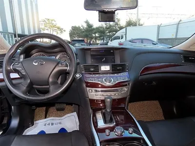 Infiniti Q70