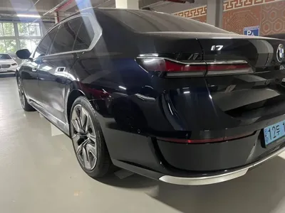 BMW i7