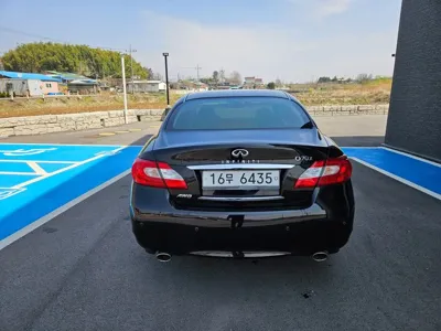 Infiniti M