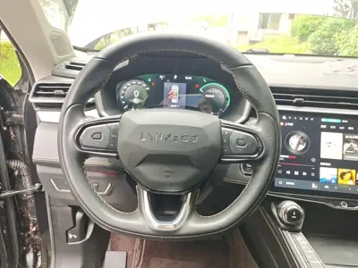 Lynk & Co 01