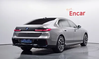 BMW i7