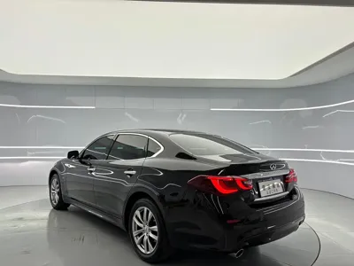Infiniti Q70
