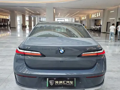 BMW i7