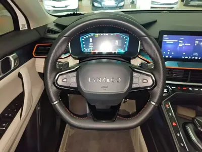 Lynk & Co 06