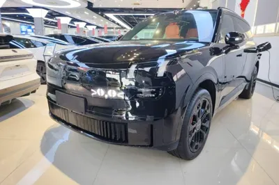 Lynk & Co 900