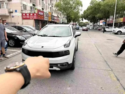 Lynk & Co 01