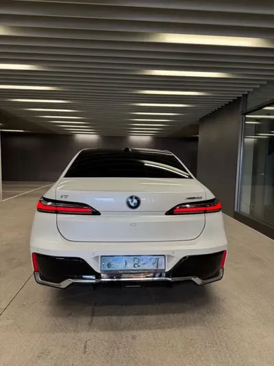 BMW i7