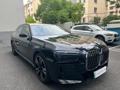 BMW i7