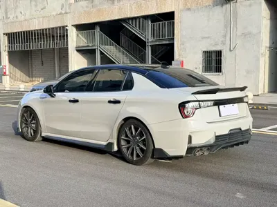 Lynk & Co 03
