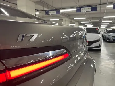 BMW i7