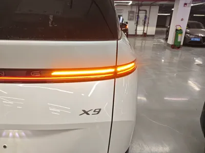Xpeng X9