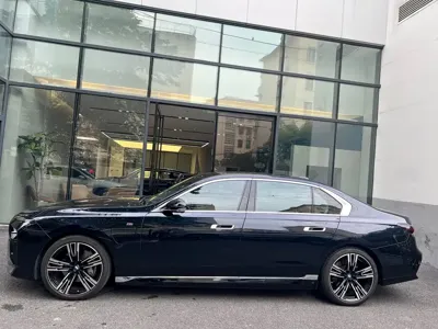 BMW i7