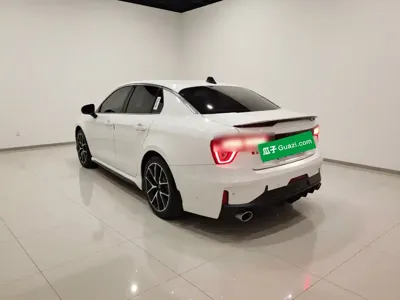 Lynk & Co 03
