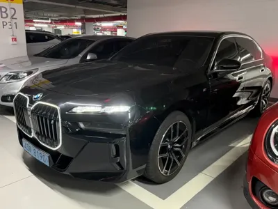 BMW i7