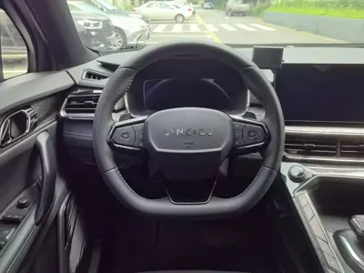 Lynk & Co 06
