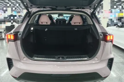 Lynk & Co 06