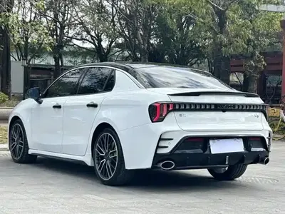 Lynk & Co 03
