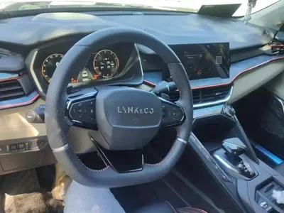 Lynk & Co 06